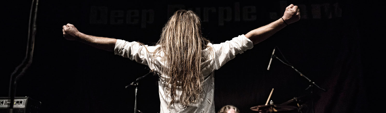 Sanger Johnny Christesen set med ryggen til